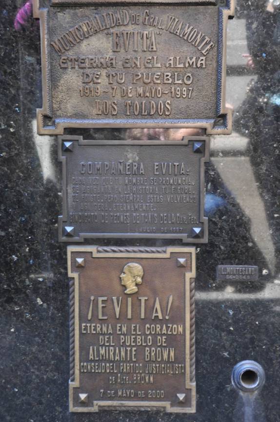 Homenagens a Evita no Cemitério da Recoleta, em Buenos Aires, capital da Argentina